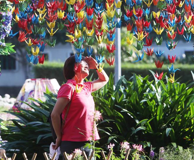 士林官邸菊展的「幸福許願亭」展區，充滿千紙鶴的幸福廊道中許願，一定可以幸福滿滿、美夢成真。（陳怡誠攝）