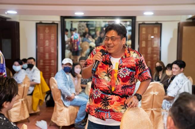 许肇任导演出席杀青酒。（TVBS提供）