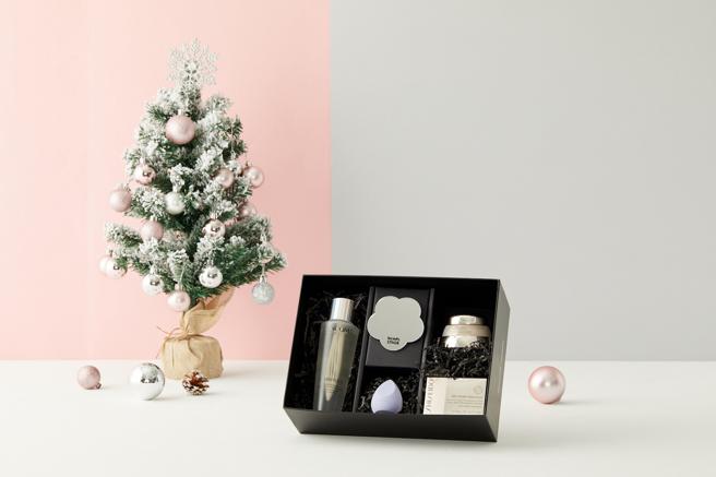 全台首款，新光三越beautySTAGE聯手PopDaily，打造讓消費者自己挑選的「耶誕不倒數美妝盒」，全台限量1000盒，2940元起，最低43折。（新光三越提供）
