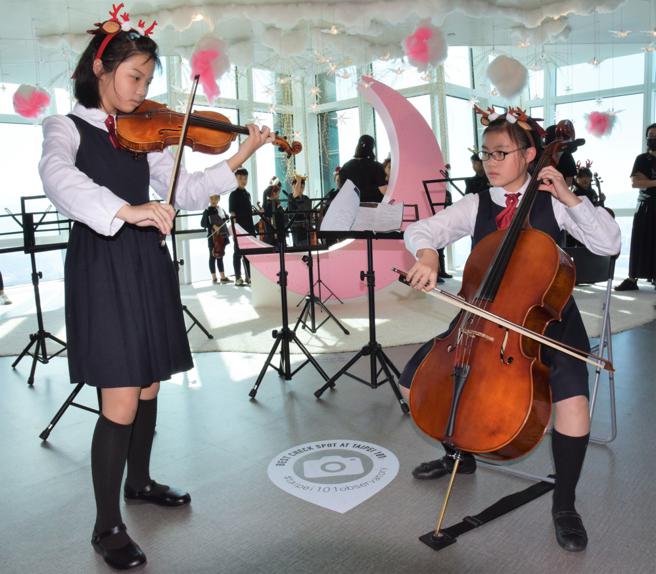 台北101耶誕雲端弦樂會接力演出。（台北101提供）