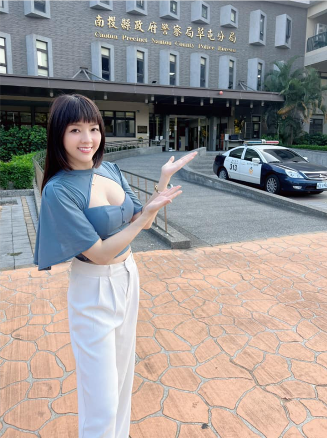 Molly翎熹打算拿站在草屯分局前方的照片当大头贴。 （图／FB@Molly翎熹）