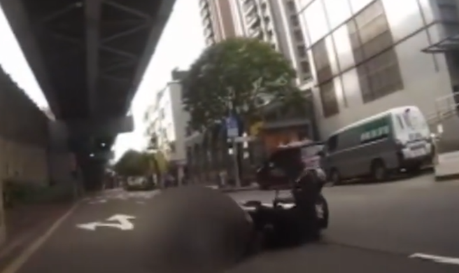 人神共愤！男骑士吊颈拖行黑狗「四肢全是血」，动保处已介入。(翻摄画面)