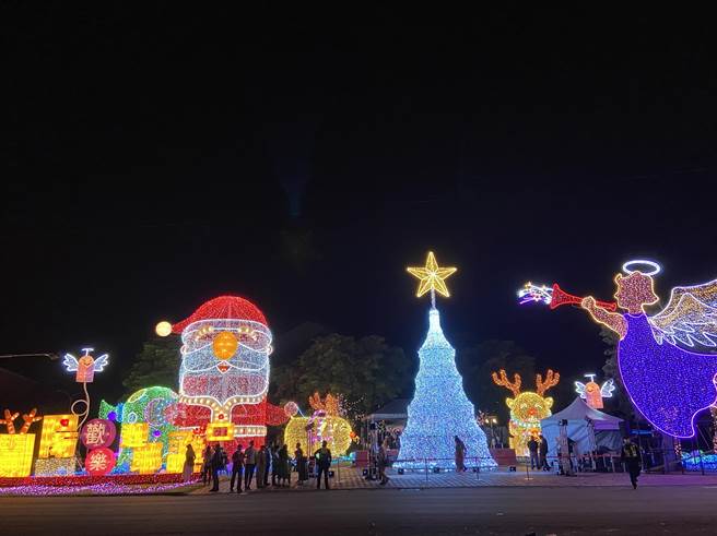今（28日）在宜蘭縣議會紅磚廣場正式點燈，有12米高的聖誕樹及高大可愛的聖誕老公公、麋鹿及吹著號角的小天使燈飾。（吳佩蓉攝）