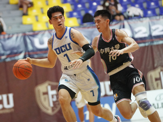 侨光科大刘彦廷（左）攻下30分，助队击败中兴大学，拿下本季UBA预赛首胜。（大专体总提供）