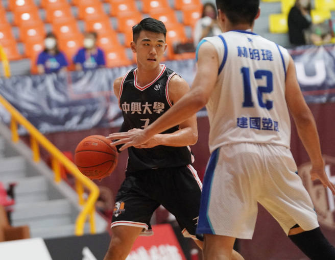 中兴大学王圣翔（左）UBA生涯新高30分，外带7篮板、5助攻，可惜球队输球，他也开心不起来。（大专体总提供）