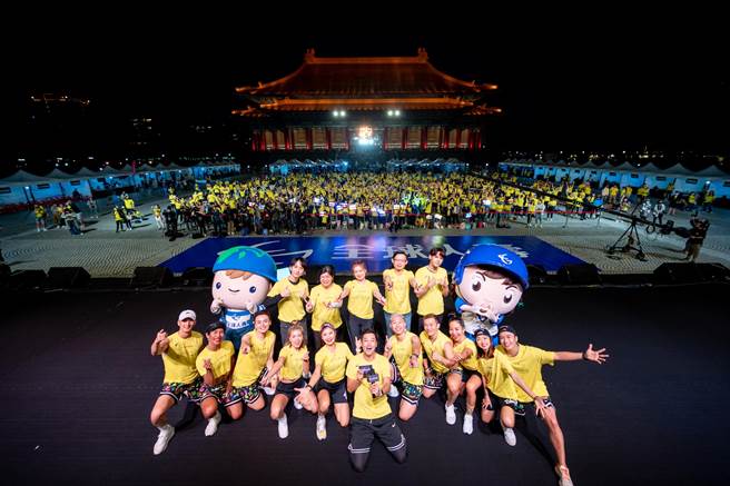 全球人寿副董事长林文惠（后排左三）及总经理马君硕（后排右二）、爱心大使「九泽CP」陈零九、邱锋泽及ZUMBA师资群带领近千位参与民眾体验ZUMBA乐趣。(全球人寿提供)