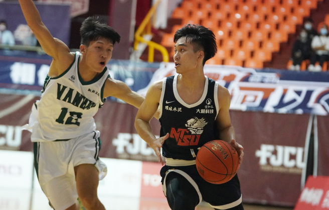 國立體大陳力生（右）進帳15分，助隊擊敗萬能科大萬能科大。（大專體總提供）