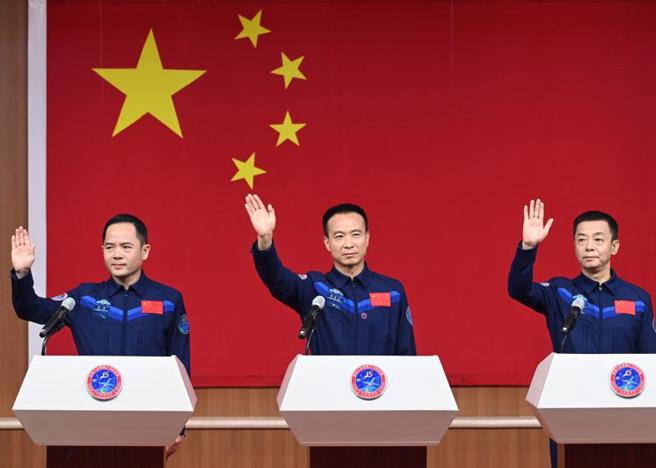 北京时间11月29日23时08分时分发射神舟15号载人太空船，航天员费俊龙（中）参加过神舟6号载人飞行任务，邓清明（右）和张陆都是首次飞行。（图／中新社）