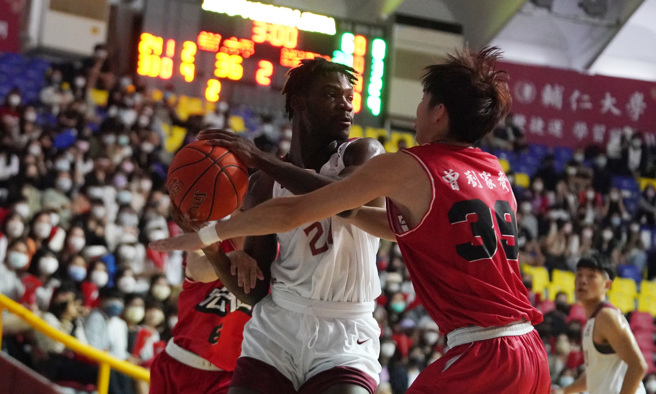 辅仁大学凯德尔（左）贡献14分、12篮板。（大专体总提供）