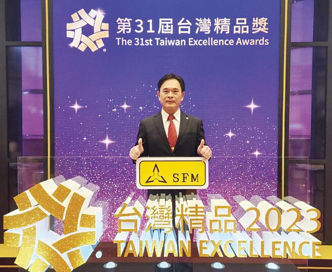 三锋机器今年以高效率多功能车铣复合数控车床，荣获台湾精品奖，董事长林松益亲自领奖。图／业者提供