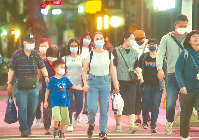 中央流行疫情指挥中心松绑口罩令，12/1起取消户外全程佩戴口罩。（陈君玮摄）