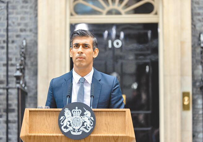 近日英國政府以國安為由，下令由大陸企業所控股、總部位於荷蘭的安世半導體，必須出售旗下紐波特晶圓製造廠86％持股，引發該廠員工異議。圖為英國首相蘇納克。（摘自英國首相官邸官網）