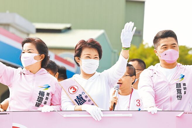 台中市長盧秀燕打破台中縣市合併後沒有市長連任過的「魔咒」，27日跑遍全台中向選民致謝。（盧秀燕競總提供／張亦惠台中傳真）