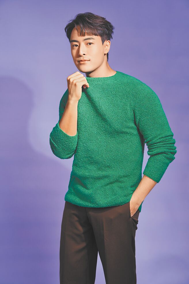 朱宇谋帅气对镜头放电之余，内心暗暗大讚品牌毛衣亲肤，「完全不会红痒，满让我惊艳！」SANDRO HOMME绿色长袖毛衣1万1390元、深棕色西装长裤1万1390元。（JOJ PHOTO摄）