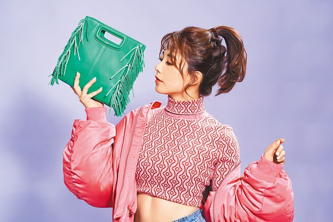 王上菲迅速切换正经与俏皮风格，活泼百变传递演员具备的可塑性。Maje防水飞行夹1万6490元、高领针织上衣9990元、钻饰丹寧短裤8990元、经典流苏M Bag1万890元。（JOJ PHOTO摄）