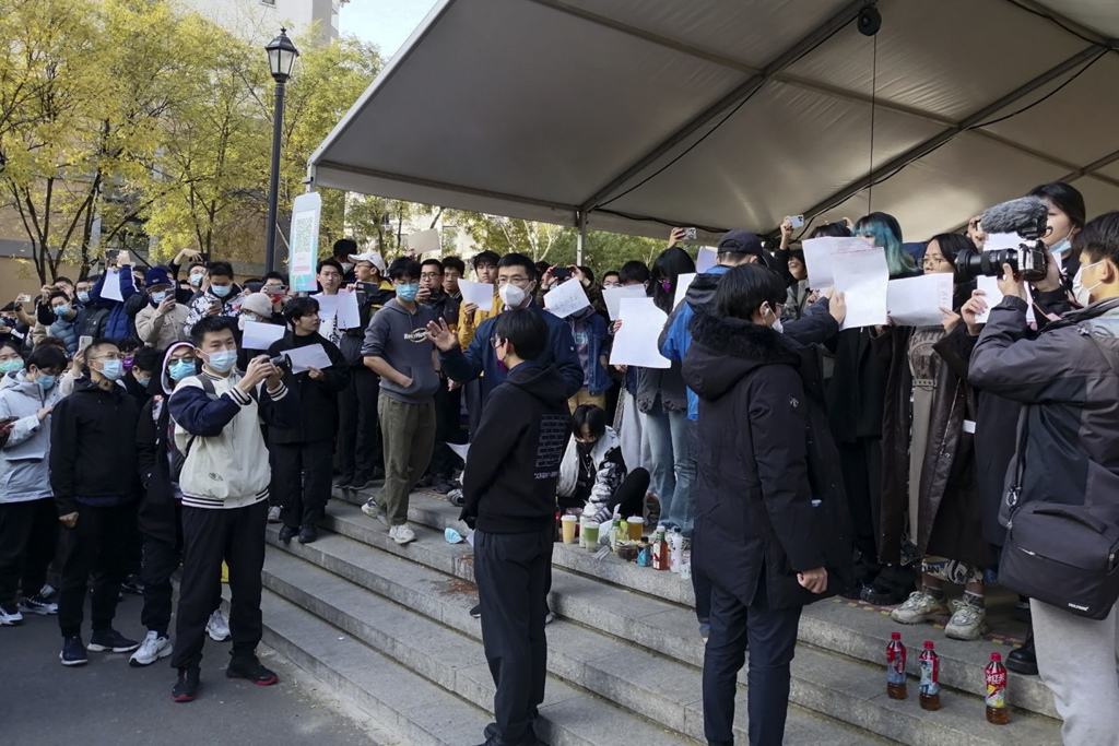 北京清华大学学生11月27日举着白纸，对中方实施严格的清零政策表示抗议。（美联社）(photo:ChinaTimes)