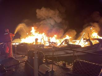 澎湖暗夜海上火燒船  海陸接力搶救   5船員驚險脫險