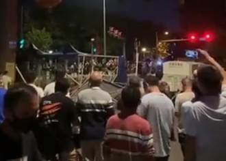 廣東民眾上街要求解封 港媒：傳江蘇街道現裝甲車