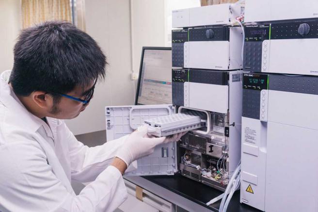 除了農業藥物毒物試驗所每年檢驗，農糧署也會在果菜批發市場進行農藥殘留質譜快檢，好讓民眾吃得更健康。（圖／農糧署提供）