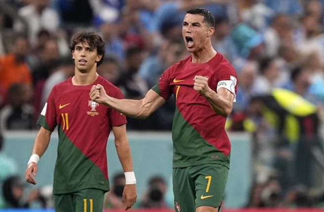 葡萄牙前锋C罗(右)庆祝进球，但随后被改判为队友费南德斯的进球。（美联社）