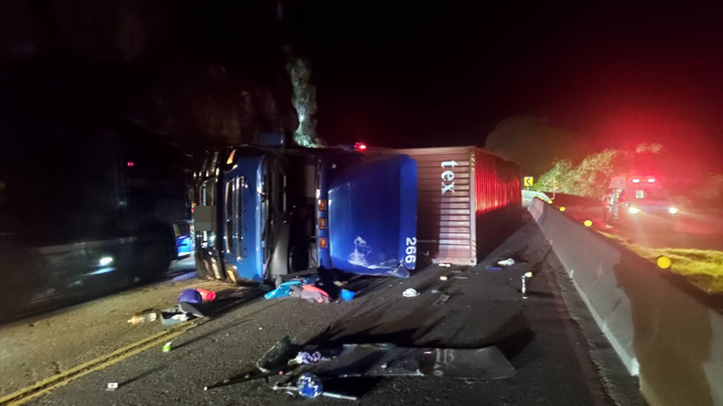 台2线滨海公路货柜车自撞翻覆，司机轻伤送医，目前单线双向通车。(戴志扬翻摄)