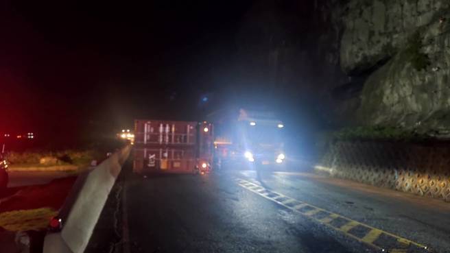 台2线滨海公路货柜车自撞翻覆，司机轻伤送医，目前单线双向通车。(戴志扬翻摄)