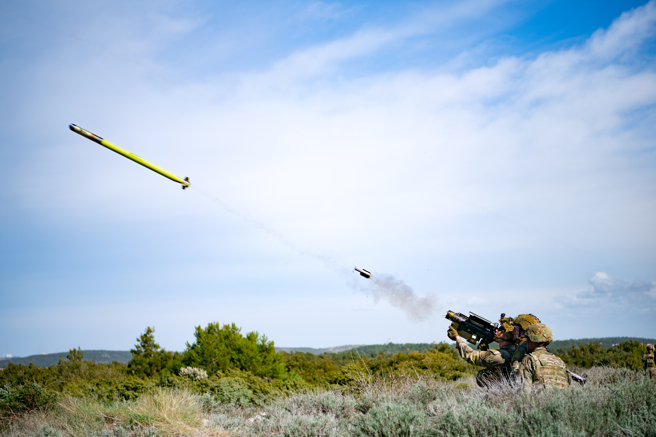 2022年4月，美 173 空降旅的美国陆军伞兵在实弹演习中与克罗埃西亚士兵一起发射刺针飞弹。（DVIDS）