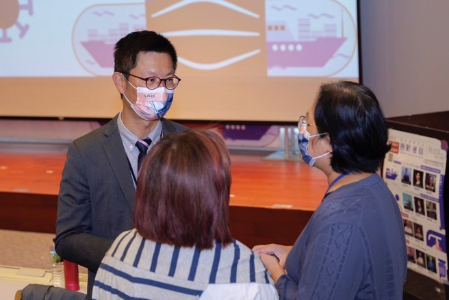 第五屆基隆城市高齡論壇-主辦單位社會處吳挺鋒處長與市民交流討論。(圖/基隆市政府 提供)