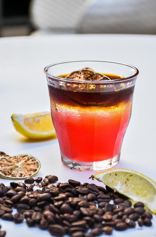 台北中山九昱希尔顿逸林酒店携手illy咖啡推出多元特调咖啡，其中「微醺洛神咖啡」标榜展现成人风味。（图／台北中山九昱希尔顿逸林酒店提供）