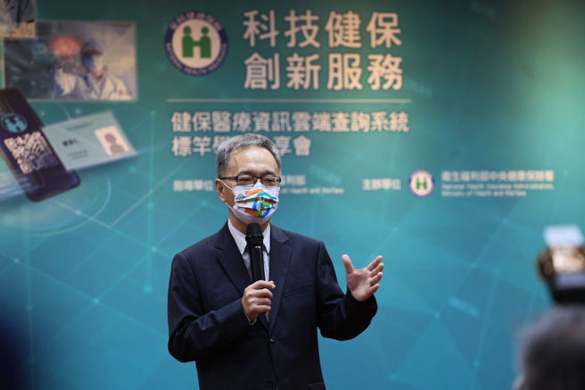 卫福部长薛瑞元29日出席健保署「健保医疗资讯云端查询系统标竿学习分享会」，会前受访时被问到内阁改组问题时表示，组阁是整个团队做决定，他个人去留不重要。（郭吉铨摄）