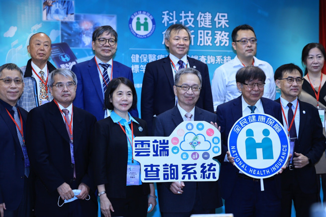 卫福部长薛瑞元29日出席健保署「健保医疗资讯云端查询系统标竿学习分享会」，会前受访时被问到内阁改组问题时表示，组阁是整个团队做决定，他个人去留不重要。（郭吉铨摄）