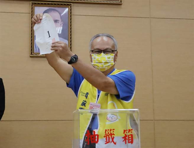 國民黨嘉義市長候選人黃敏惠由競選團隊派員代抽，竟再度抽中同一個號碼1號。（呂妍庭攝）