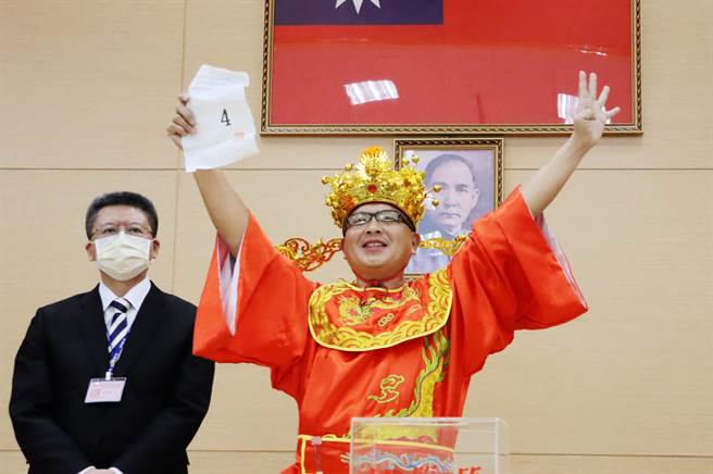 黃宏成台灣阿成世界偉人財神總統今以一身財神裝現身，抽中4號 。（呂妍庭攝）