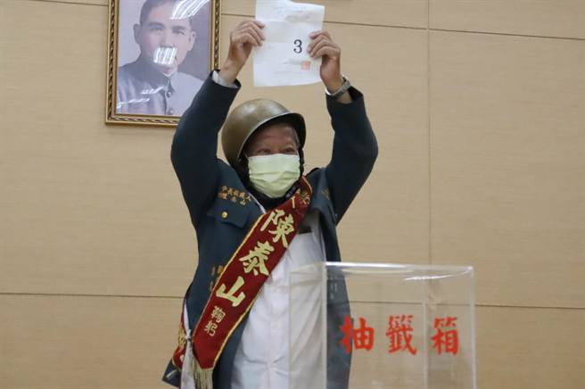 一身軍裝的陳泰山抽中3號。（呂妍庭攝）