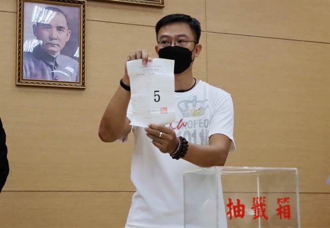 鄭凱升最後一個抽籤抽中5號 。（呂妍庭攝）