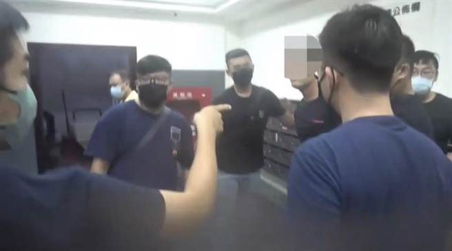 高雄警方1日在左營區查獲主嫌楊姓男子。（翻攝照片／崔正綱高雄傳真）