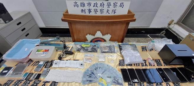 高雄警方溯源四層藥頭，查獲卡西酮果汁粉、毒品咖啡包、安非他命、K他命、不明結晶體等毒品。（翻攝照片／崔正綱高雄傳真）