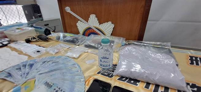 高雄警方溯源四層藥頭，查獲卡西酮果汁粉、毒品咖啡包、安非他命、K他命、不明結晶體等毒品。（翻攝照片／崔正綱高雄傳真）