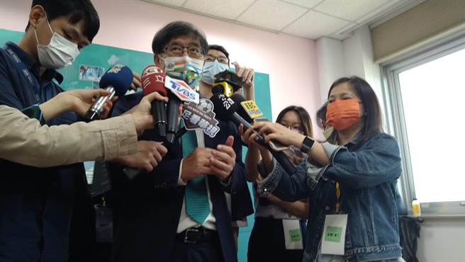 中央健康保險署今舉辦「健保醫療資訊雲端查詢系統標竿學習分享會」，向各界展示全新升級改版的「健保雲端系統2.0」。圖為健保署長李伯璋。（林周義攝）