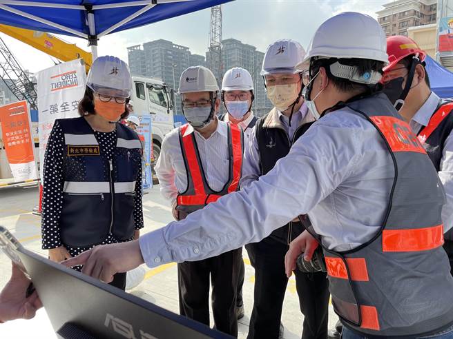 為提升公共工程的安全衛生水準，新北市勞工局今(29)日在三重區捷運環狀線北環段工地舉辦觀摩。圖左3為勞工局長陳瑞嘉。(黃敬文攝)