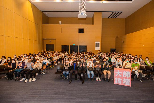 青年局2022第一场大师论坛青年听眾反应热烈。(高雄市青年局提供) 