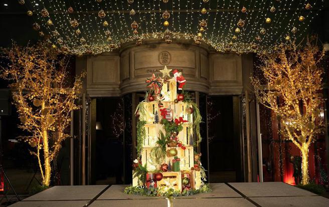 （君品酒店认购「木想家」之手工灯座，并为黄金圣诞季揭开「点灯」序幕现场，也鼓励民眾共同响应募资行动。图／云朗观光集团提供）