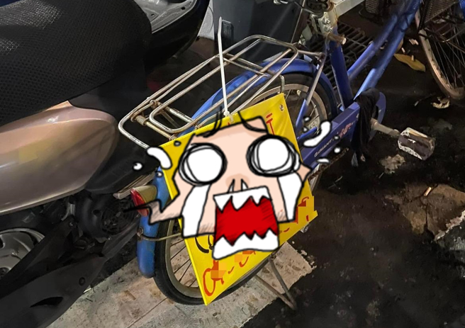 一名网友抱怨自家脚踏车停在路边，车尾竟遭人用束带绑上买房广告看板，只见看板上写着建案名、售价和电话等，该网友痛骂「没水准房仲！」（翻摄自脸书「爆怨公社」）