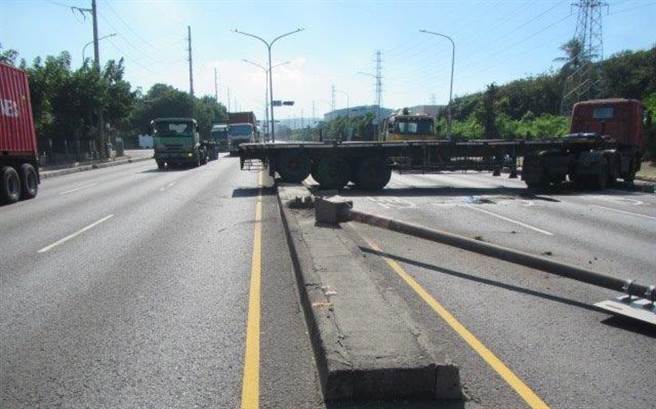 联结车见前方左转车道有停等左转车辆，因此紧急剎车往右侧避撞，导致打滑并碰撞路灯杆打横占据南下车道。（翻摄照片／高雄洪靖宜传真）