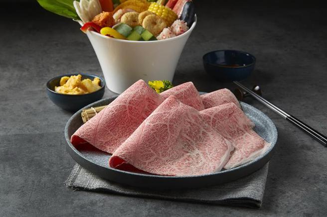 （筑间餐饮集团旗下两大吃到饱品牌「有之和牛锅物放题」与「本格和牛烧肉放题」，即日起至12月17日推出预测世足赛4强及冠军活动，消费者有机会获得和牛吃到饱餐券。图／筑间餐饮集团）