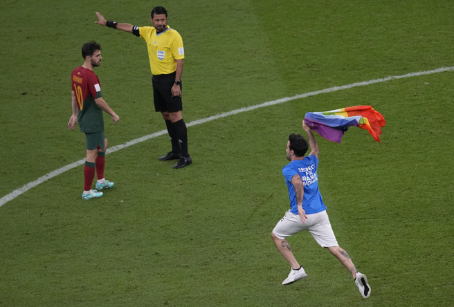 葡萄牙、乌拉圭的比赛有球迷衝进场抗议。（美联社）