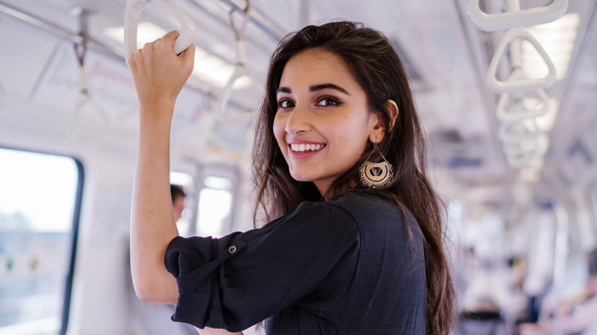 正妹嫚嫚近日分享「无罩搭捷运」的影片，令网友喷鼻血。示意图非本人。（图／达志影像）