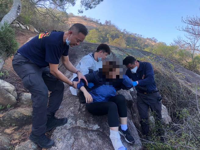 金门地区今(29)日上午1名林姓女登山客独自前往太武山蔡厝古道登山，不慎滑倒受伤求救，所幸并无大碍(图／金门县消防局提供)