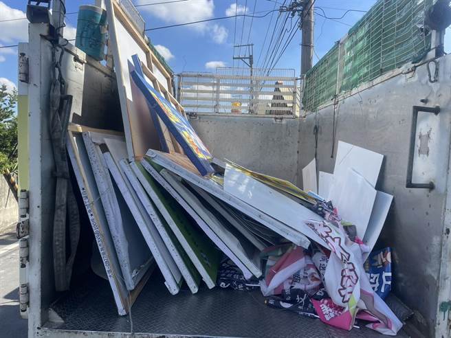 九合一大選落幕，但辛苦的才要來，彰化競選旗幟與大型看板陸續拆除，員林清潔隊從禮拜一開始回收至少16噸的選舉垃圾。(清潔隊提供／吳建輝彰化傳真)