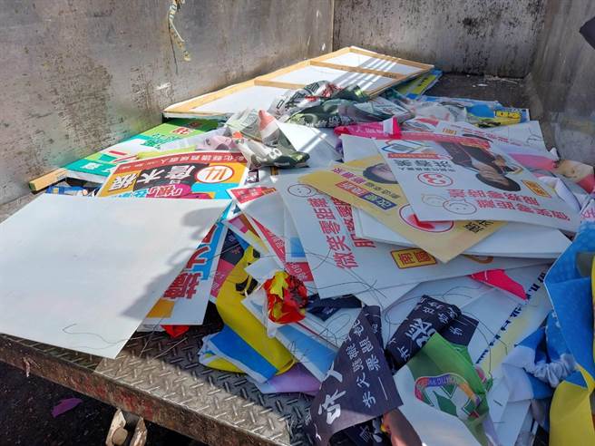 彰化市清潔隊派出5輛回收車專門拆卸競選廣告物，班長說以現有人力半個月都拆不完。(清潔隊提供／吳建輝彰化傳真)